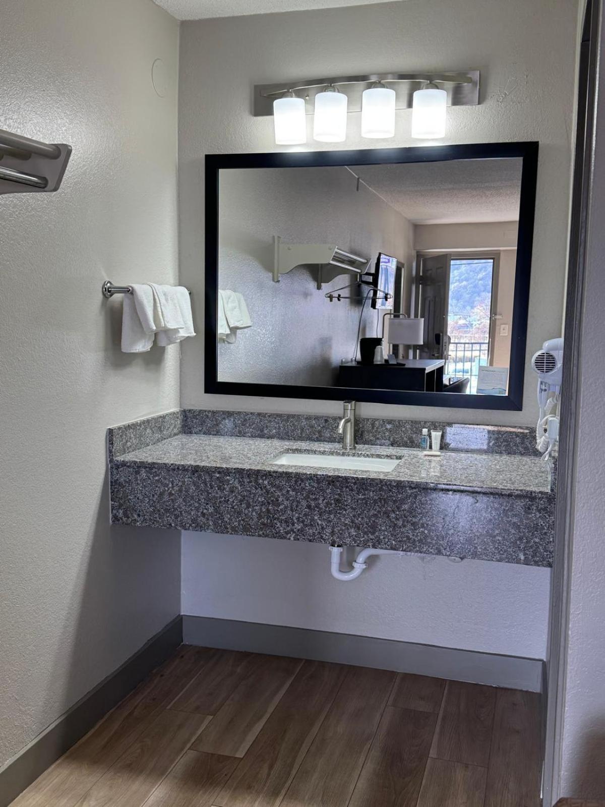 Super 8 By Wyndham Charleston Wv Hotel ภายนอก รูปภาพ